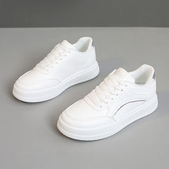 Damen Sneakers mit modischem Design und eleganten Akzenten in Silber