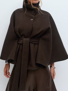 Damen stylische Umhangjacke mit hohem Kragen und Gürtel in Braun