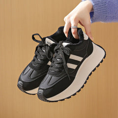 Damen Sneaker mit kuscheligem Fleece-Futter und rutschfester Laufsohle in Schwarz
