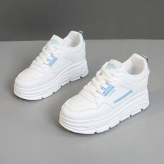 Damen modische Plateau-Sneaker mit dämpfender Sohle und atmungsaktivem Obermaterial in Weiß