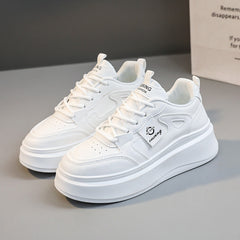 Damen Plateau Sneakers mit atmungsaktiver Oberflächenstruktur und dämpfender Laufsohle in Weiß