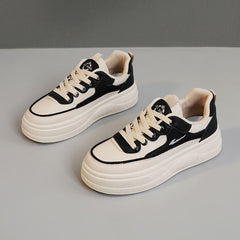 Damen Sneakers mit trendigem Plateausohlen-Design und atmungsaktiven Materialien in Schwarz