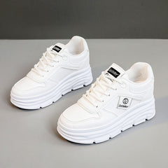 Damen Sportliche Plateau-Sneaker mit dämpfender Sohle und atmungsaktivem Obermaterial in Weiß