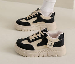 Damen Sportliche Plateau-Sneakers mit komfortabler Polsterung und robustem Obermaterial in Schwarz