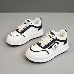 Damen Sportliche Sneaker mit dämpfendem Komfort und modischem Design in Schwarz