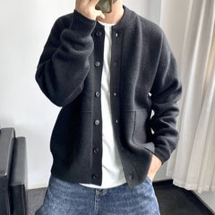 TIM -  MIT KNÖPFENSTRICKJACKE in Schwarz