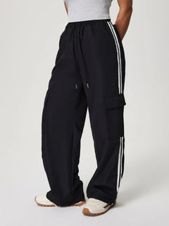 Damen Cargo-Hose mit seitlichen Taschen und elastischem Bund in Schwarz