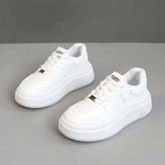 Damen Modische Plateausneaker mit sportlichem Design und atmungsaktiven Materialien in Weiß