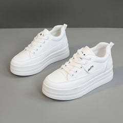 Damen modische Plateau Sneakers mit atmungsaktivem Obermaterial und sportlicher Sohle in Weiß