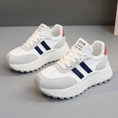 Damen modische Plateau-Sneaker mit atmungsaktiver Oberflächenstruktur und hoher Laufsohle in Blau