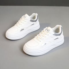 Damen sportliche Sneakers mit atmungsaktivem Obermaterial und stabiler Profilsohle in Weiß