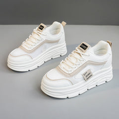 Damen Sportliche Plateau Sneakers mit atmungsaktivem Obermaterial und modischem Design in Beige