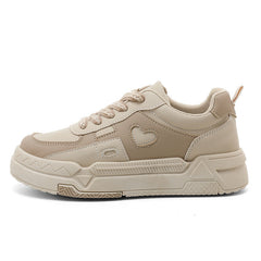 Damen modische Sneaker mit herzförmiger Applikation und robustem Sohlendesign in Khaki