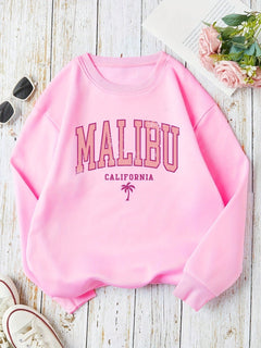 Damen Sweatshirt mit beschwingtem Malibu Schriftzug und lässigem Schnitt in Rosa