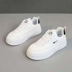 Damen Sneakers mit trendigem Plateausohlen-Design und atmungsaktiven Materialien in Weiß