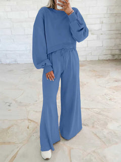Damen gemütliches Sport-Set mit lässigem cropped Sweatshirt und weitem Hosen Schnitt in Himmelblau