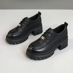 Damen Chunky Schuhe mit dämpfendem Absatz und modischen Akzenten in Schwarz