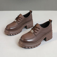 Damen Chunky Schuhe mit dämpfendem Absatz und modischen Akzenten in Dunkelbraun