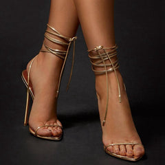 Pascale – Stiletto Sandalen mit Knöchelriemen in Gold