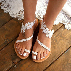 Pia - Bequeme Damen Sandalen mit Blumen & Knöchelriemen in Weiß B