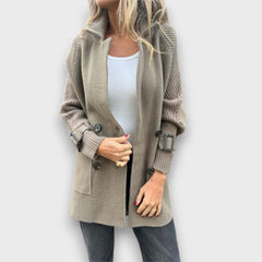 Mirela – Eleganter Strickmantel in Grau