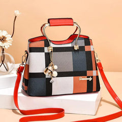 Praktische Damen-Schultertasche mit verstellbaren Trägern aus hochwertigem Kunstmaterial in Quadratisch Rot