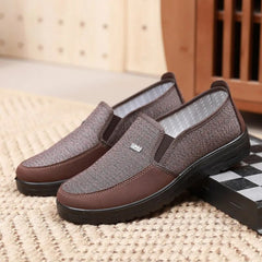 Qasim - Anti-Rutsch Schuhe in Braun