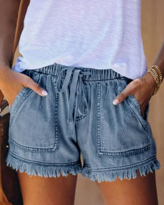 Queena – Farbige Jeansshorts in Blau