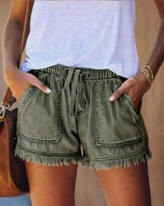 Queena – Farbige Jeansshorts in Grün