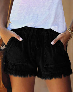 Queena – Farbige Jeansshorts in Schwarz