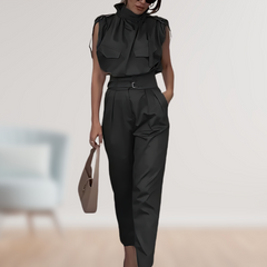 Alicia | Figurschmeichelndes Design mit dekorativem Gürtel Frauenset in Schwarz