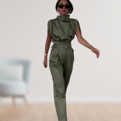 Alicia | Figurschmeichelndes Design mit dekorativem Gürtel Frauenset in Olivgrün