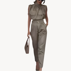 Alicia | Figurschmeichelndes Design mit dekorativem Gürtel Frauenset in Beige