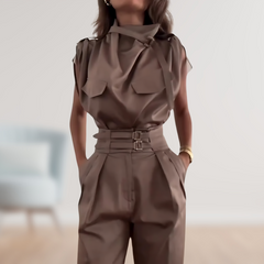 Alicia | Figurschmeichelndes Design mit dekorativem Gürtel Frauenset in Braun