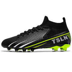 Maik | Rutschfeste Fußballschuhe in Schwarz Spike