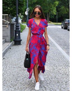 Freya | Auffälliges Midi-Kleid mit Blumenmuster und Taillengürtel in Rot/Blau
