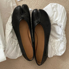 Damen Dirndl Schuhe mit geteilter Spitze | Flach in Schwarz