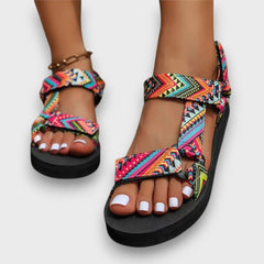 Zanika – Outdoor-Sandalen mit Ethno-Flair in Rosa