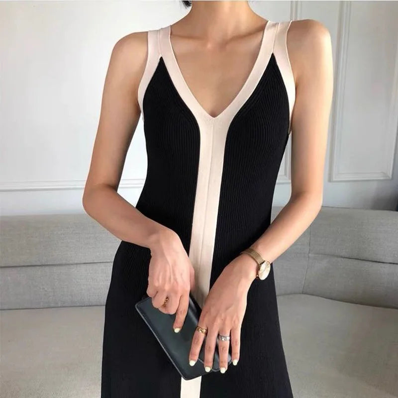 Charlotte® | Ärmelloses Kleid mit V-Ausschnitt