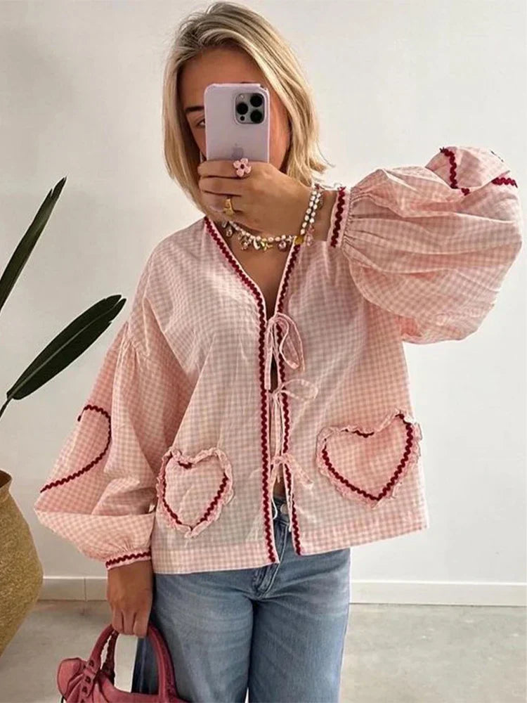 Amelie®️™ – elegante herzförmige Bluse
