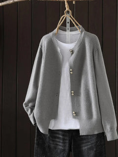Elara | Perlenknopf Cardigan in Grau
