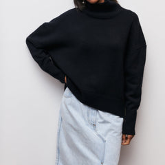 Estelle - Lockerer Rollkragenpullover in Schwarz