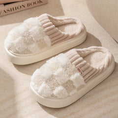 Peachy - Karierte Plüschpantoffeln - Indoor-Schuhe in Weiß