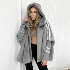 WinterFlausch™ - Jacke aus Ultraweichem Plüsch mit Kapuze und Oversize-Design / Die Perfekte Balance Zwischen Komfort und Stil in Diesem Winter! in Grau
