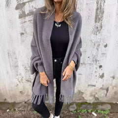 Valmonté™ Mantel im Poncho-Stil aus Weichem Garn mit Fransen und Handgearbeitetem Finish / Die Sanftheit des Winters trifft auf Französische Eleganz! in Grau