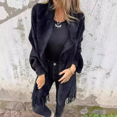 Valmonté™ Mantel im Poncho-Stil aus Weichem Garn mit Fransen und Handgearbeitetem Finish / Die Sanftheit des Winters trifft auf Französische Eleganz! in Schwarz
