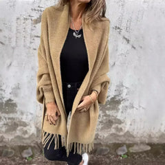Valmonté™ Mantel im Poncho-Stil aus Weichem Garn mit Fransen und Handgearbeitetem Finish / Die Sanftheit des Winters trifft auf Französische Eleganz! in Kamel