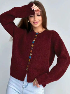 Victoria | Eleganter Damen Cardigan mit dekorativen Knöpfen in Weinrot