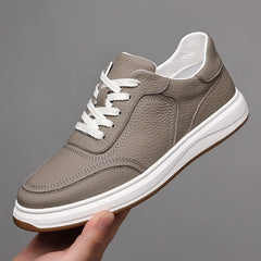 Turnschuhe aus Leder in Grau