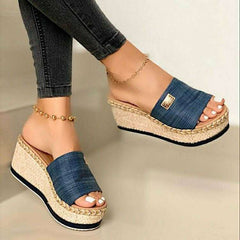Nora® | Braune Sandalen mit Keilabsatz in Blau